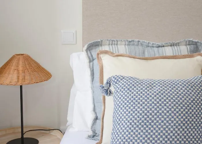 Liiiving In - Downtown Quiet House Дом отдыха *