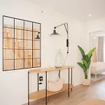Liiiving In - Downtown Quiet House 펜션 *