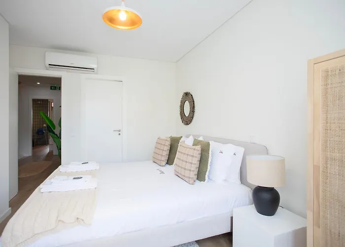 Liiiving In - Downtown Quiet House 포르투