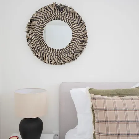 Liiiving In - Downtown Quiet House Дом отдыха