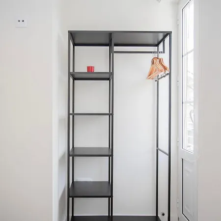 Liiiving In - Downtown Quiet House Дом отдыха *