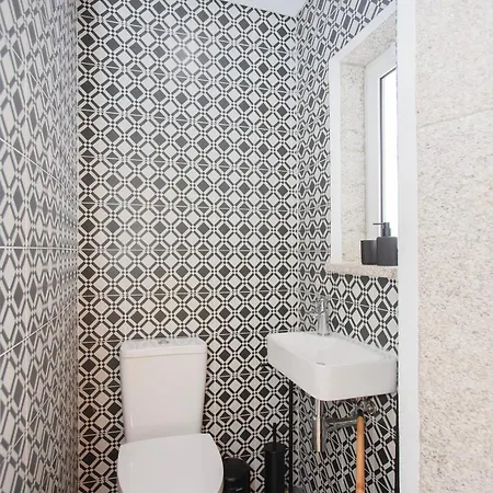 Liiiving In - Downtown Quiet House Дом отдыха