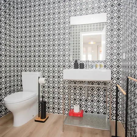 Liiiving In - Downtown Quiet House Дом отдыха *